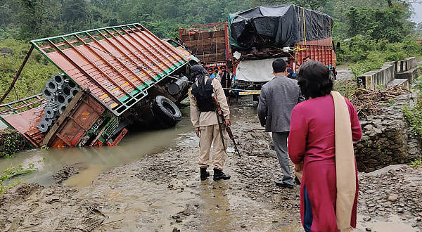 印度东北部洪水冲垮铁路：上千个村庄被淹 超50万人撤离