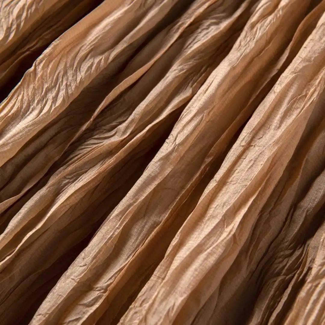 特殊肌理感面料赋予个性灵魂经典圆领裙身立体褶皱设计咖色无袖连衣裙