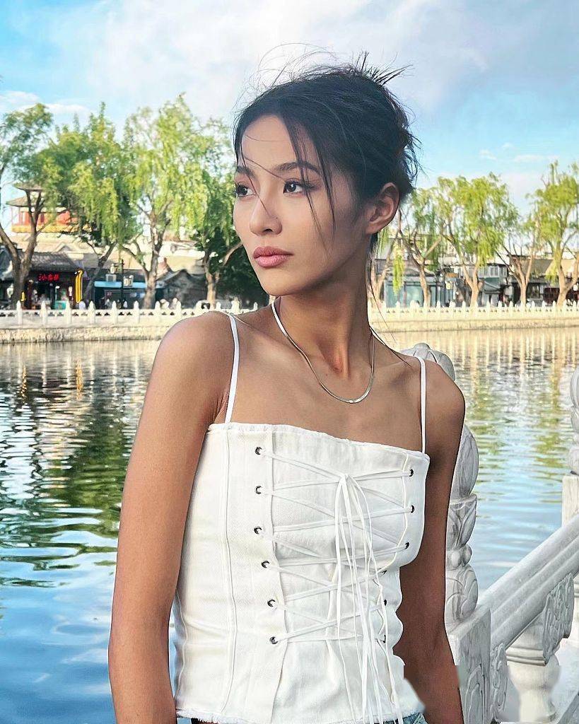 万籽麟穿白色吊带衬健康肤色 直角肩 超模脸超吸睛_写真_高冷_风景