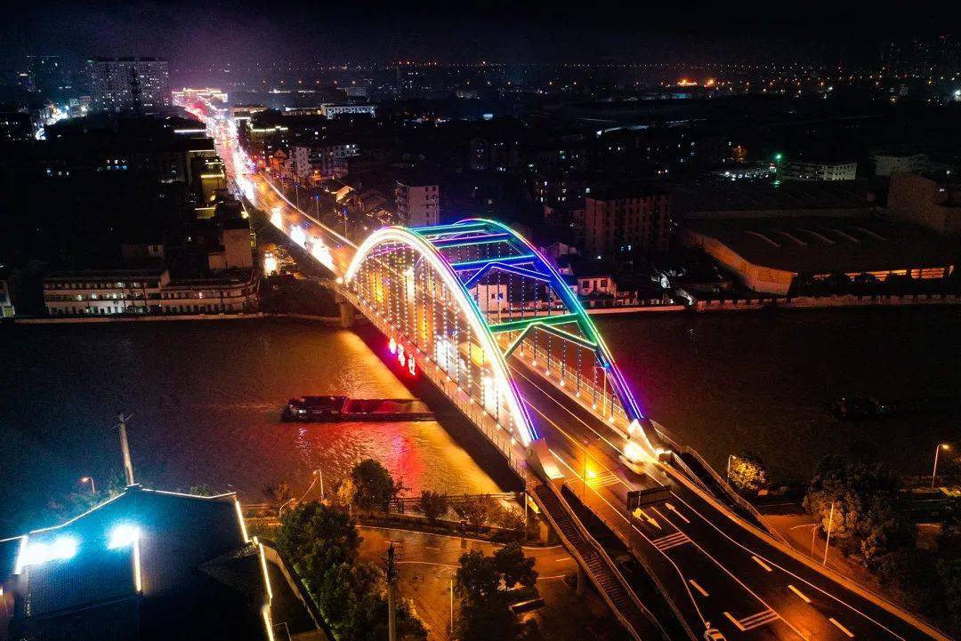 "吭哧吭哧"骑着自行车登上洛社大桥顶端,站在栏杆边,听喧喧流淌的京杭