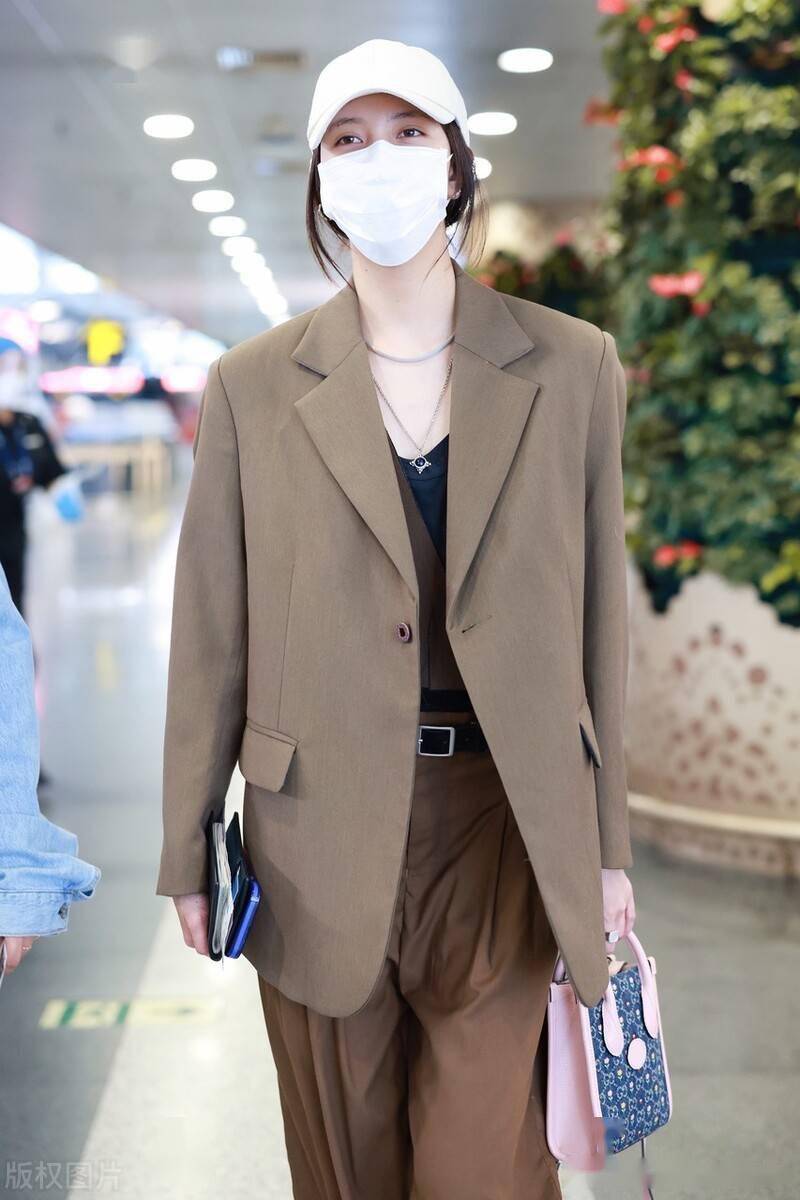 宋妍霏身穿咖色西装现身机场拎包包休闲率性