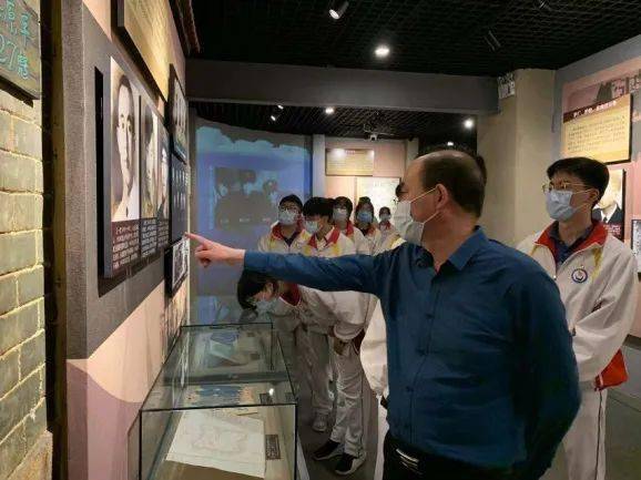 仪式结束后,新老团员们开始了入团第一课,参观了青岛市党史纪念馆以及