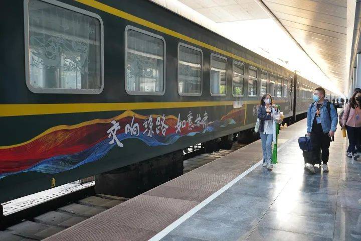 今年首趟“环西部火车游”——中国旅游日主题专列开行