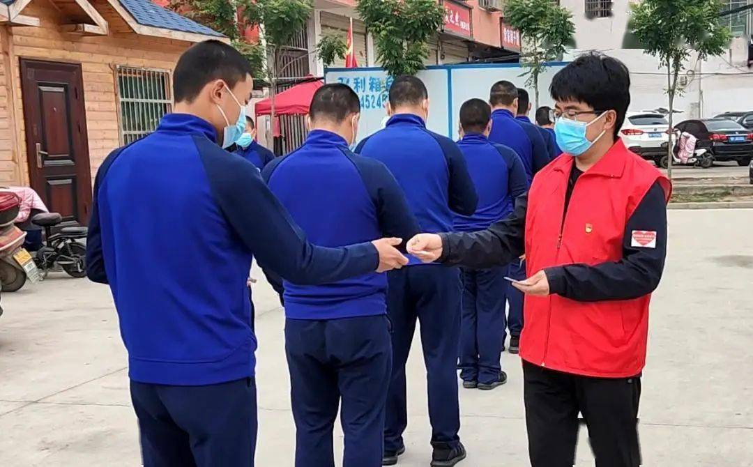 "宝藏老师"现身疫情防控志愿岗位|疫情下的科技工作者_刘华东_服务