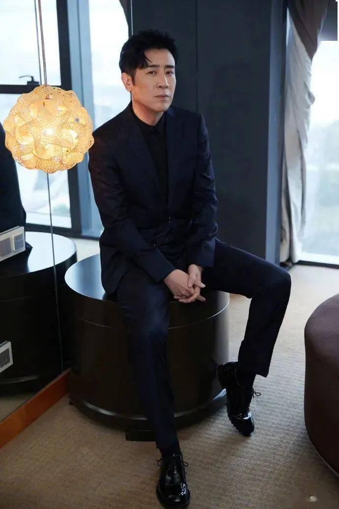 51岁于和伟做核酸被拍,帅过小鲜肉,人到中年,拼的就是身材!​_健身_