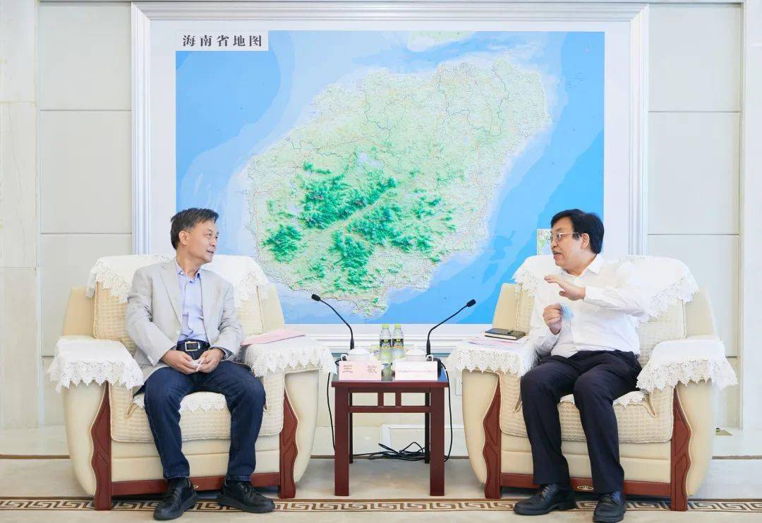海南省委副书记,省长冯飞,省政府秘书长符宣朝,省发改委主任顾刚,省工