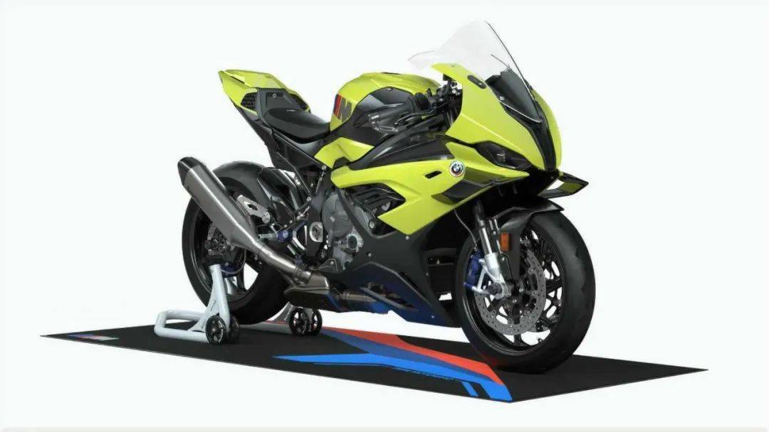 訂購帶有可選 50 年 m 套件的 2023 bmw m 1000 rr,可以獲得 m 碳纖維