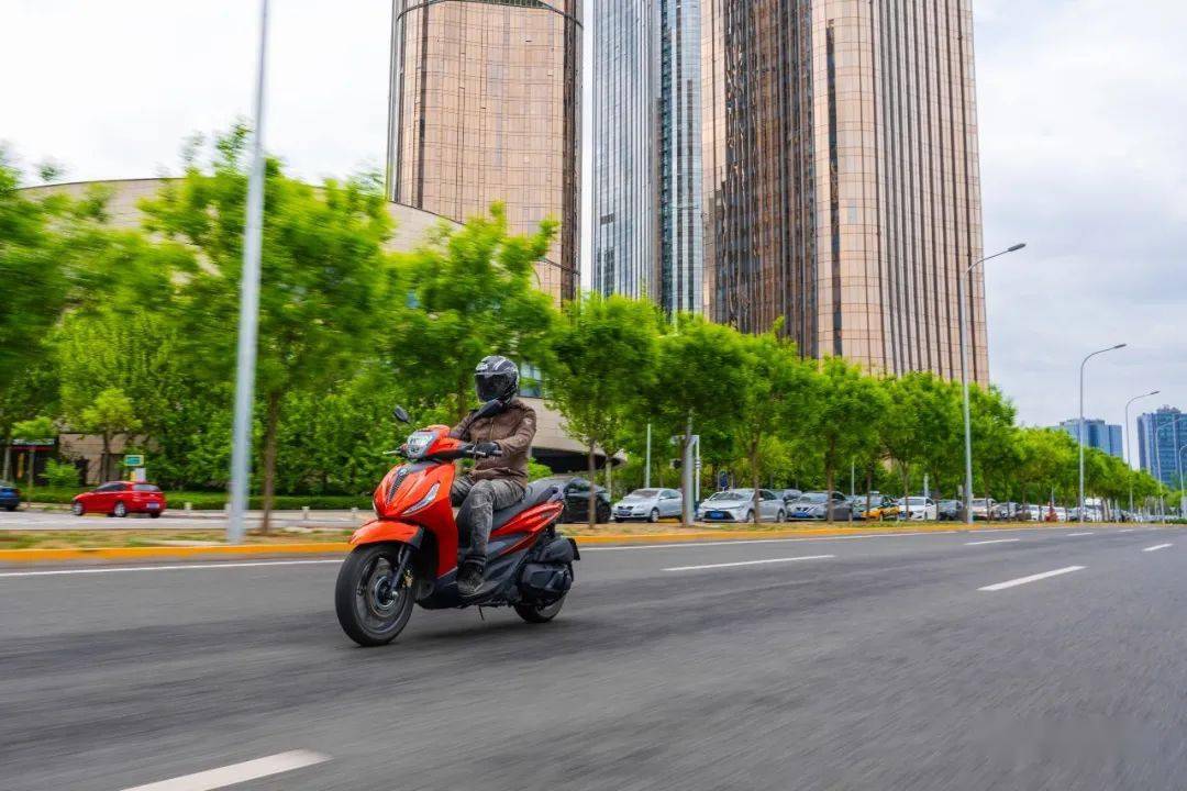 典雅运动两相融,试驾比亚乔beverly400丨把玩