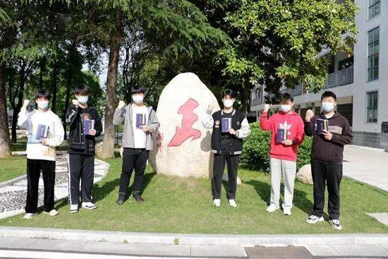 党总支书记,校长伍卫华代表学校向2022届全体高三老师的辛勤劳动表示