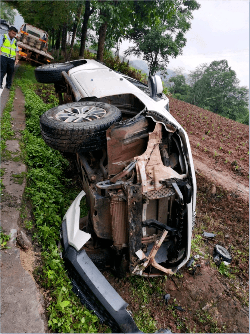 由于路面湿滑,车速过快发生单方道路交通事故