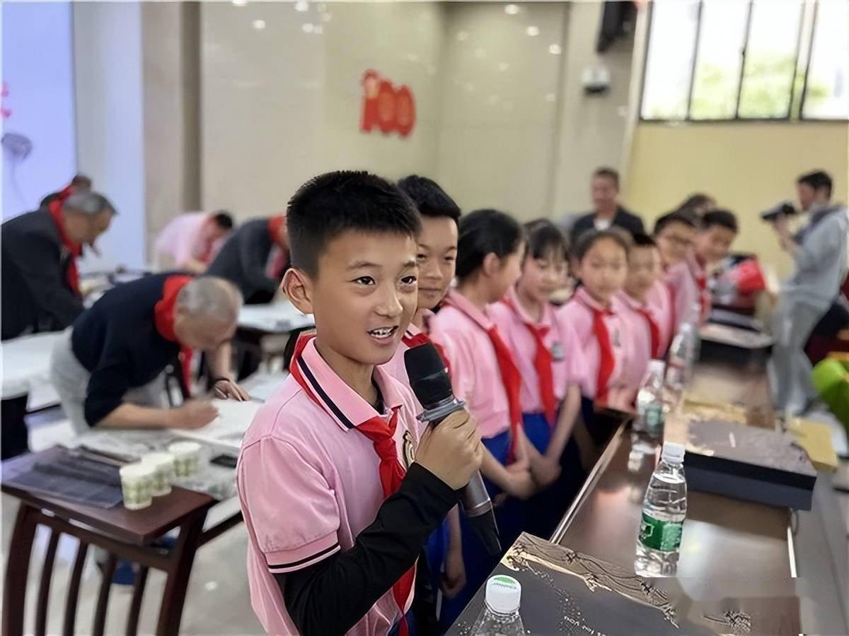 荆州市沙市实验小学:"五老"团队进校园 翰墨飘香润心田_关爱_书法