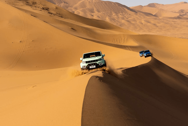 英雄惜英雄 bj40刀锋英雄版挑战世界最高沙峰_越野_沙漠_柴油