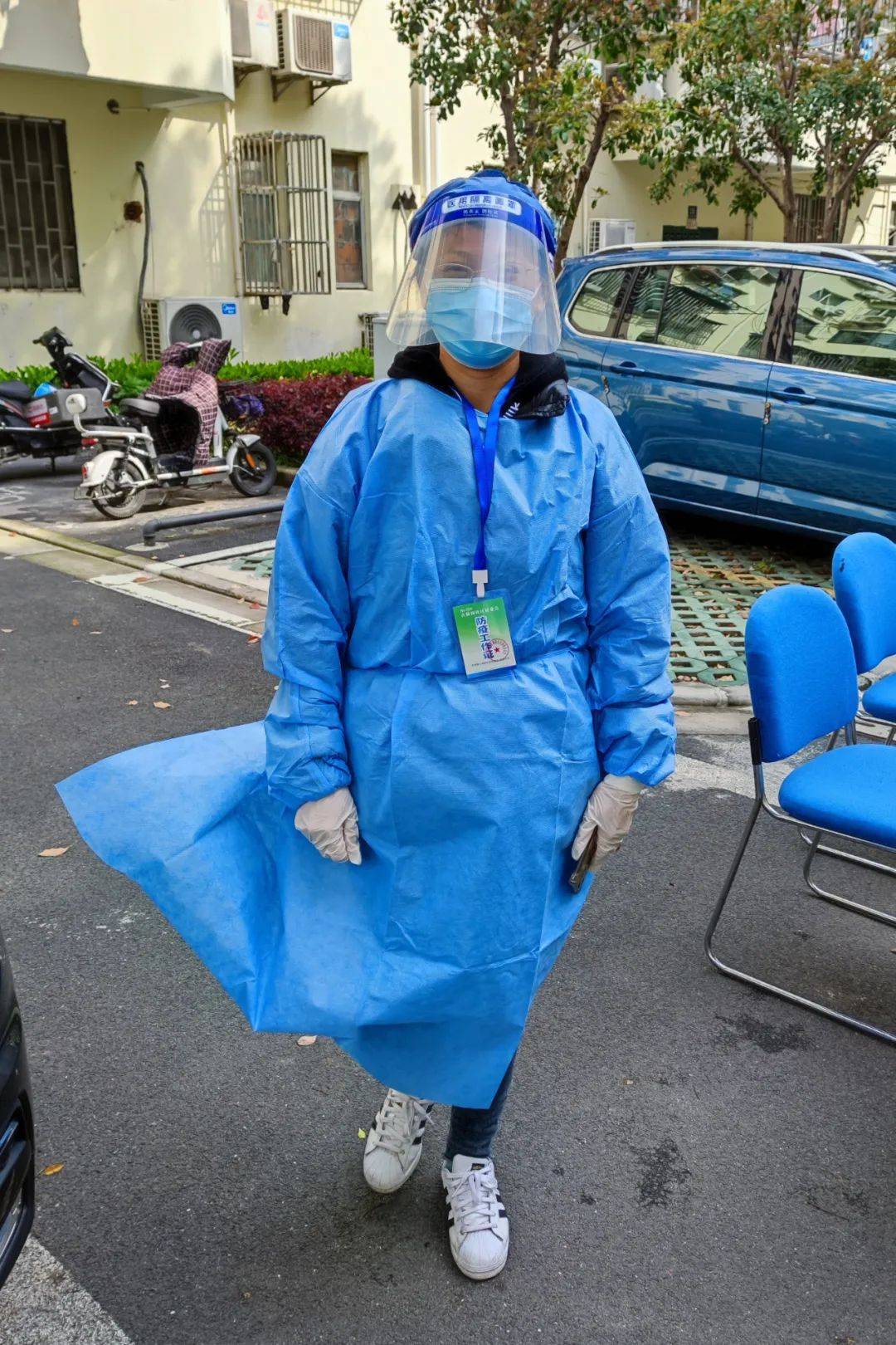 微光守沪最美情侣装是大白防护服