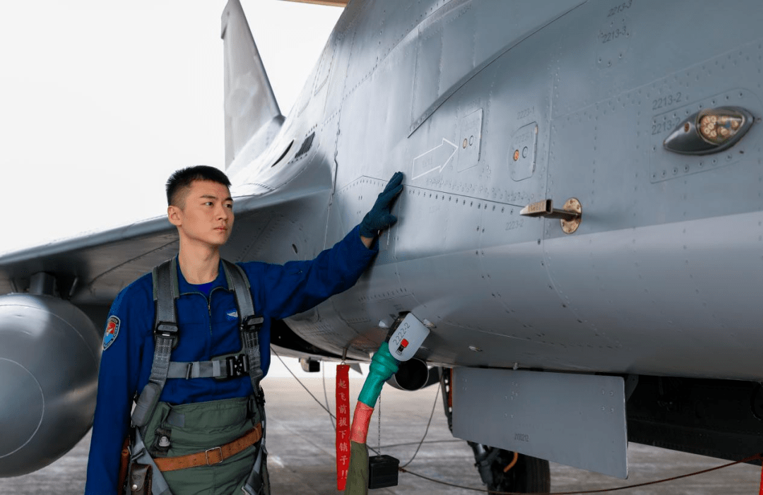 地标:中部战区空军航空兵某旅人物:王天威青春的告白:穿上飞行服,我肩