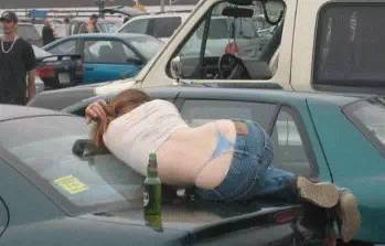 喝醉了在路边脱裤子已经醉的不省人事了直接就在路边睡着了.