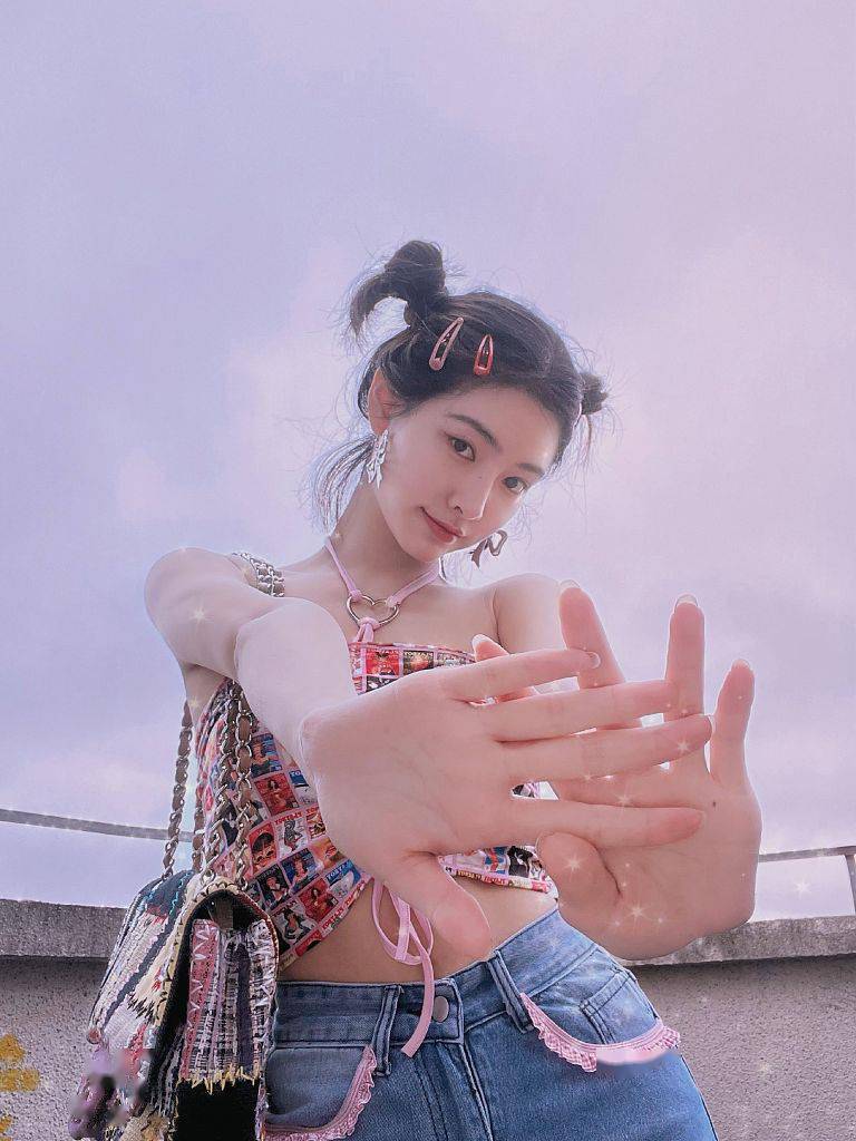 许佳琪双丸子头酷劲十足.