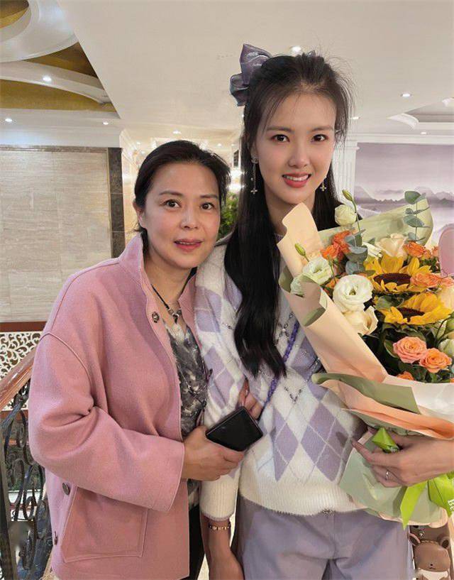 张常宁一家三位美人 妈妈像关之琳很有魅力 嫂子皮肤白皙像少女 中国 女性 生日