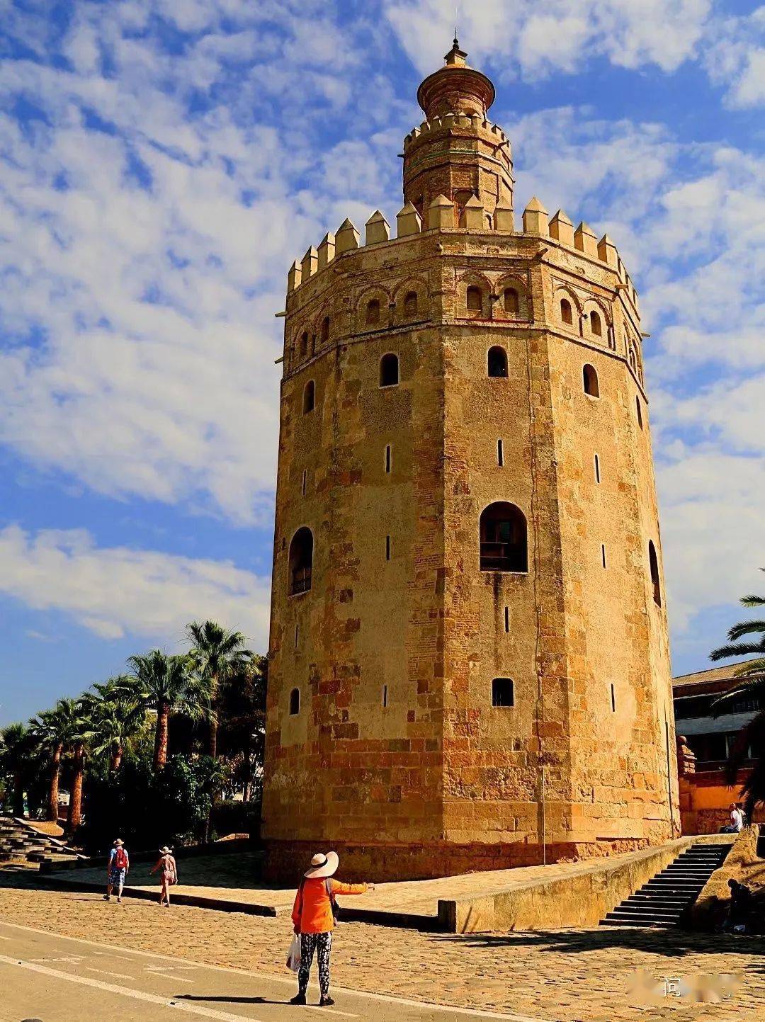 1黄金塔 塞维利亚辉煌航海史的见证塞维利亚是西班牙第四大都市,安达