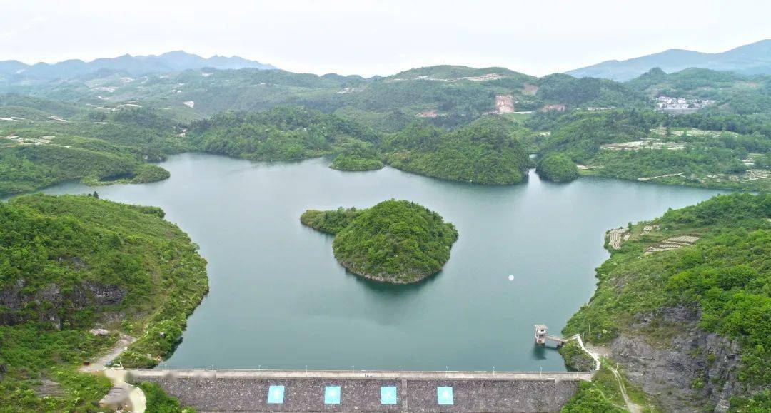 飞阅务川秀美的青坪水库