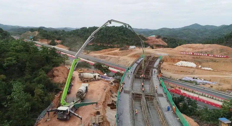 龙川县龙寻高速全长约10公里,双向四车道,时速100公里_施工_工程_龙田