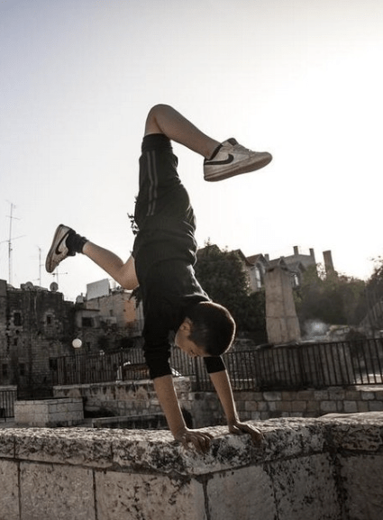 小众体育跑酷运动城市疾走路过天空