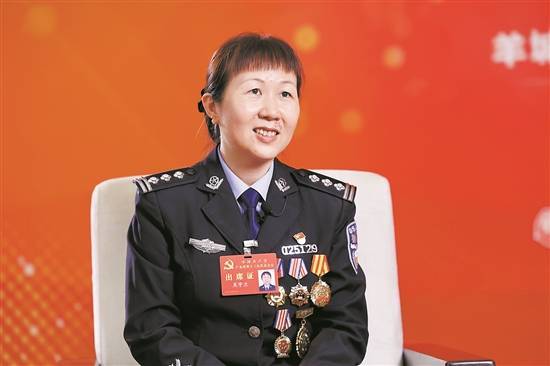 "无论对于个体,家庭,单位还是社会,平安,就是我们最大的心愿.