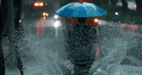 晴转中雨图片