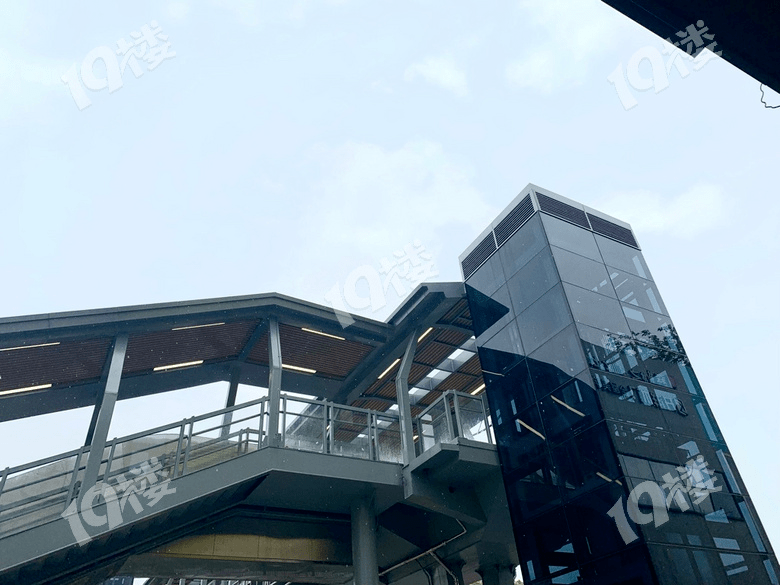 嘉兴一中天桥快造好了吧走廊已封顶电梯也装好了一环十一射平湖海宁