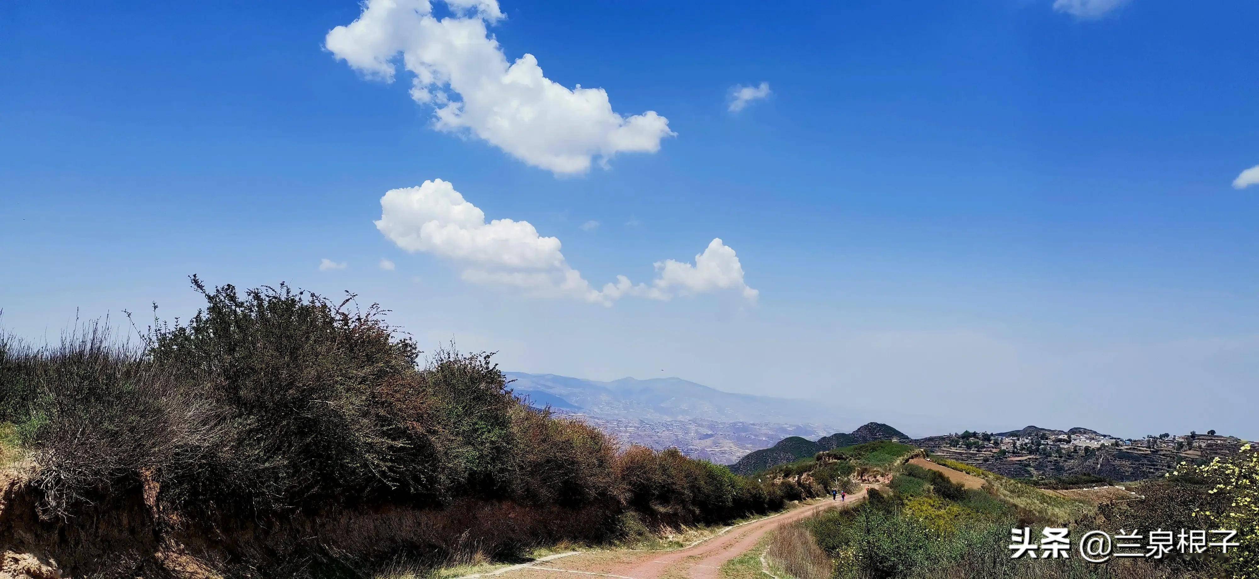 初夏时节兰州双嘴山云顶山景色美如画