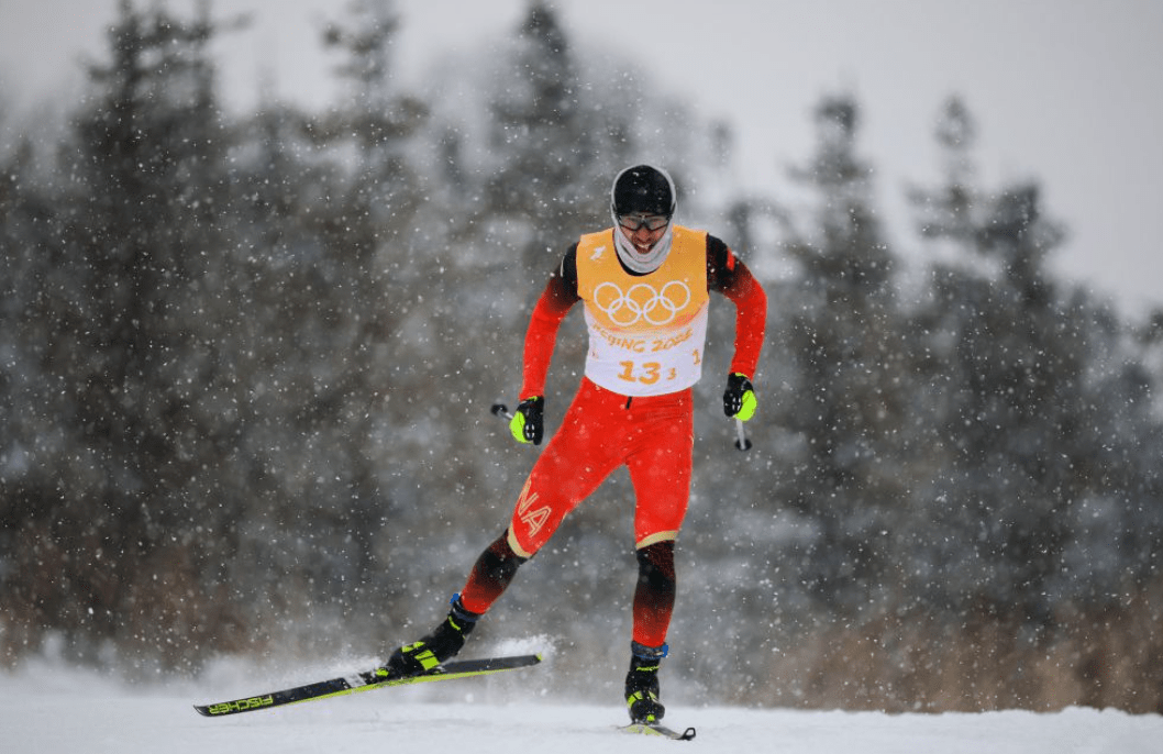 中国越野滑雪运动员王强奋力拼搏不畏强敌