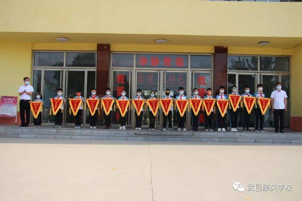 聚英学校小学部举行强化规范管理建设文明校园升旗仪式