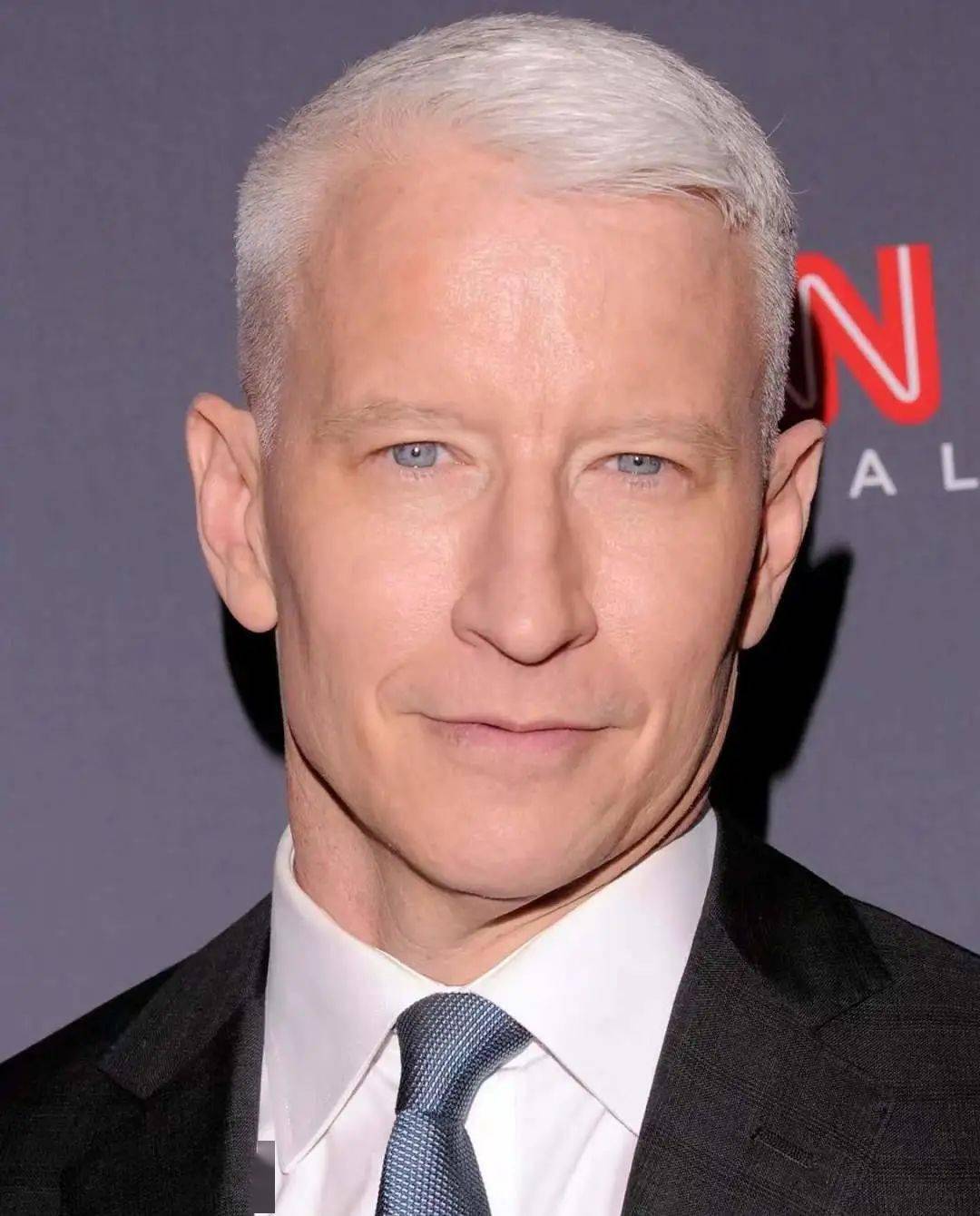 近年来"银狐"风格趋于多元,有cnn当家主播anderson cooper和大都会策