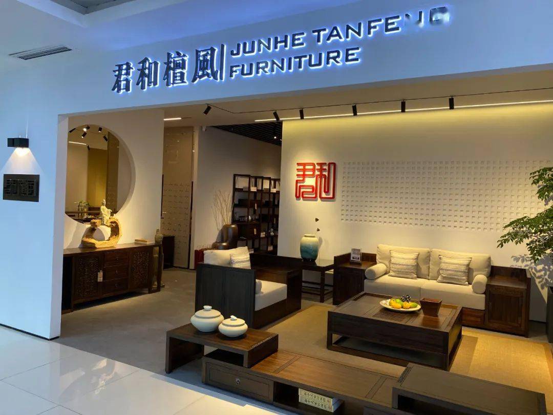 君和檀风君和实木家具选材于非洲黑檀木,力图透过木材金属般的光泽