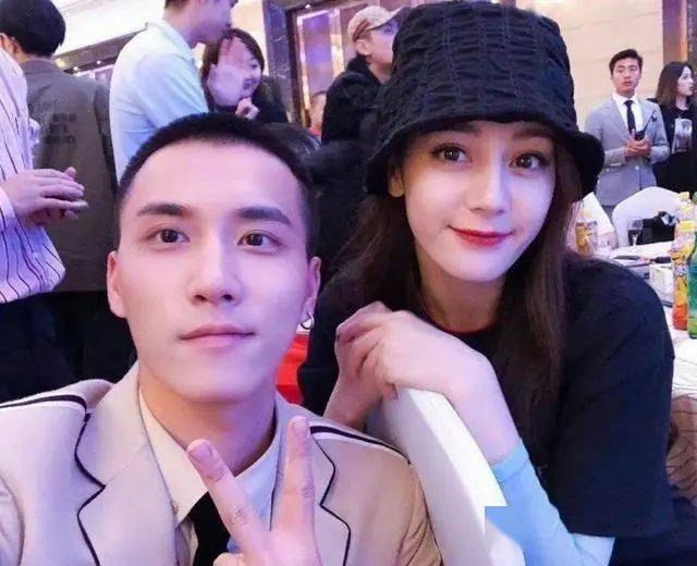 看了迪丽热巴跟别人的合影,才发现她的颜值有多优越!_面部_淡妆_优势