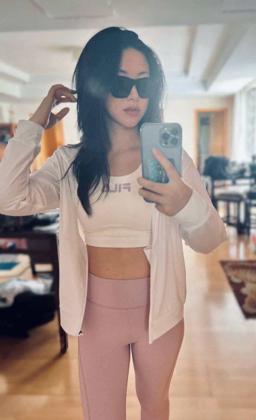 半拉衣袖露出香肩,手上鸽子蛋钻戒真抢眼_女神_selfie_照片