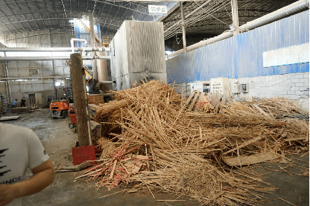 在生产加工过程中产生的大量刨花,锯末,木屑等可燃物长期堆积在一起