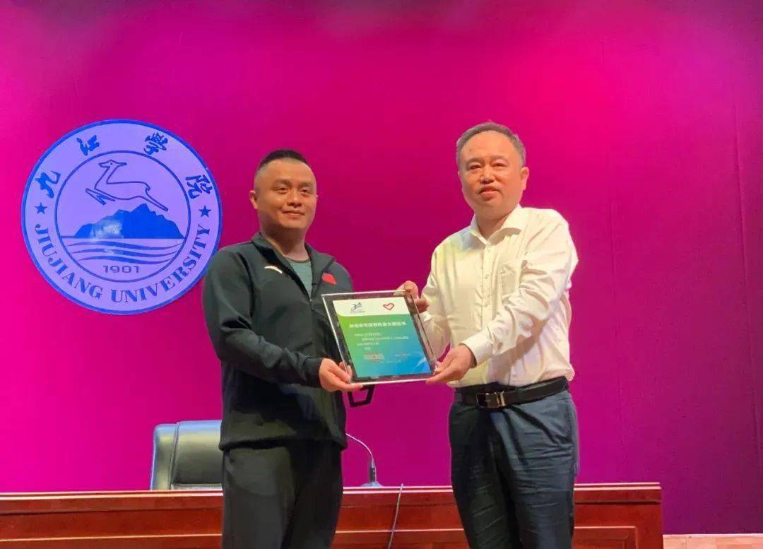 据了解,彭勃1981年2月18日生于江西南昌,中国跳水运动员,世界冠军