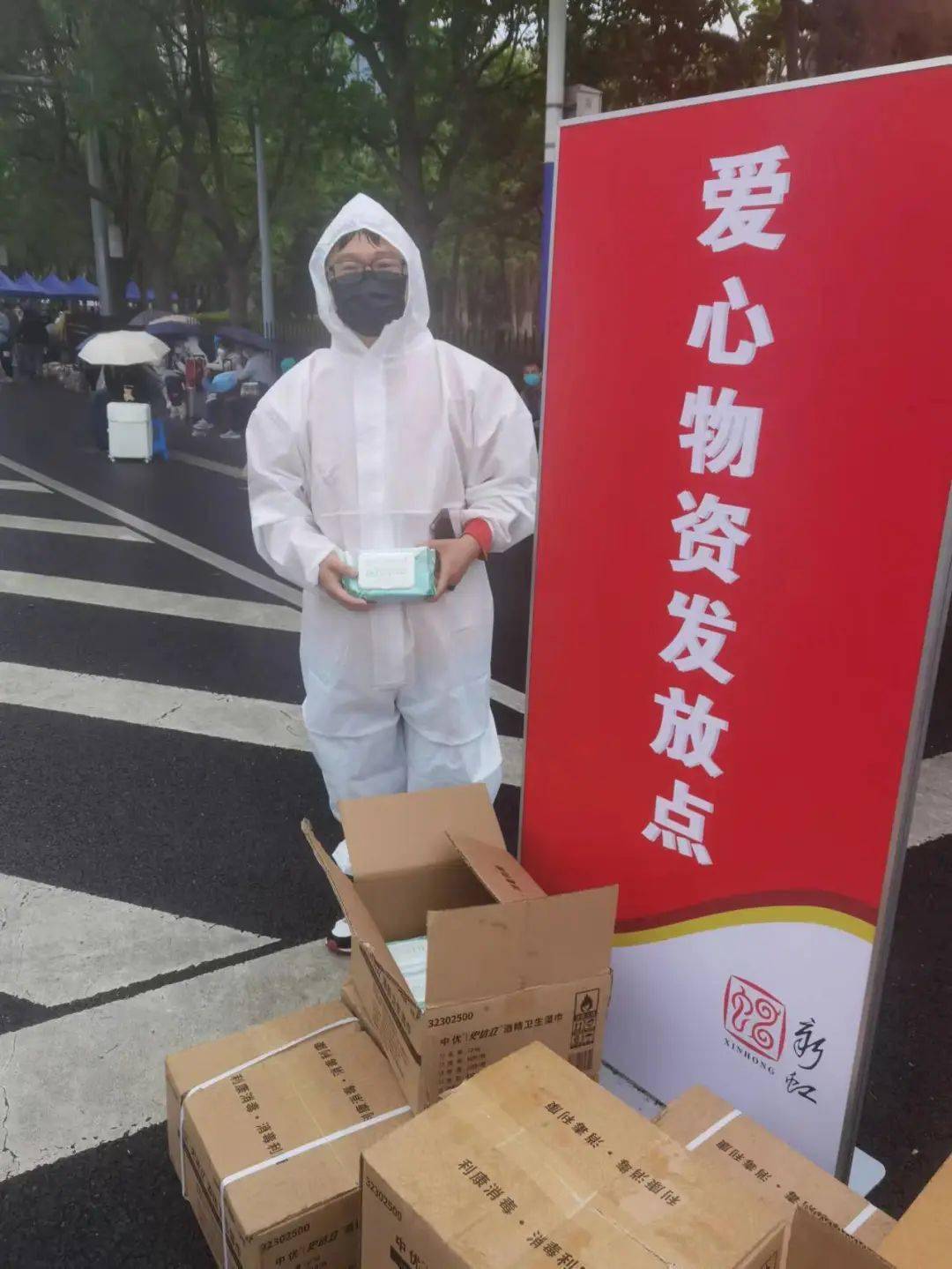 防疫进行时中优利康为虹桥火车站滞留人员发放防疫物资