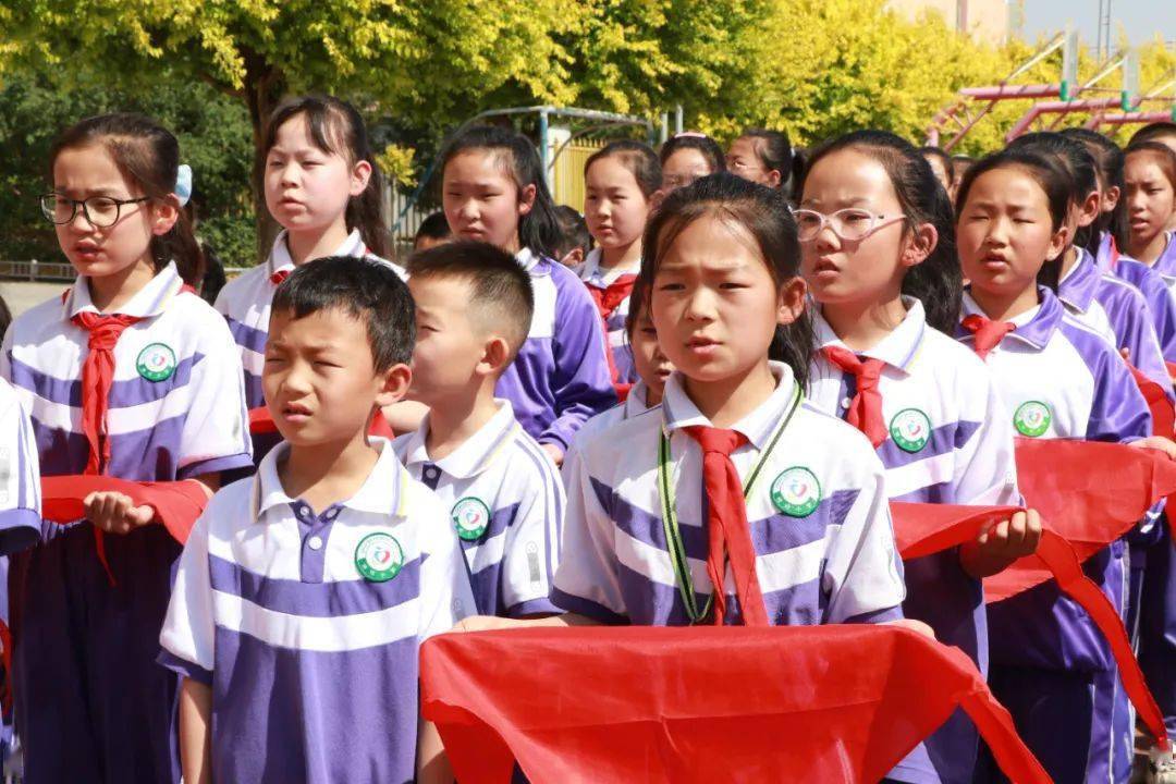 喜迎二十大争做好队员杭锦后旗陕坝小学奋斗小学开展庆六一主题队日