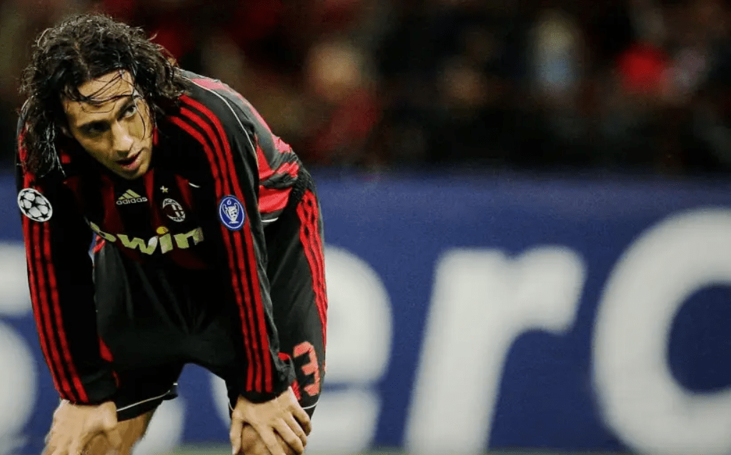 为了治背疼而踢足球的他,居然成了继巴雷西之后的"世一卫"?