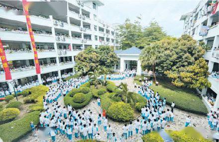 海南中学三亚学校：有一种祝福叫喊楼