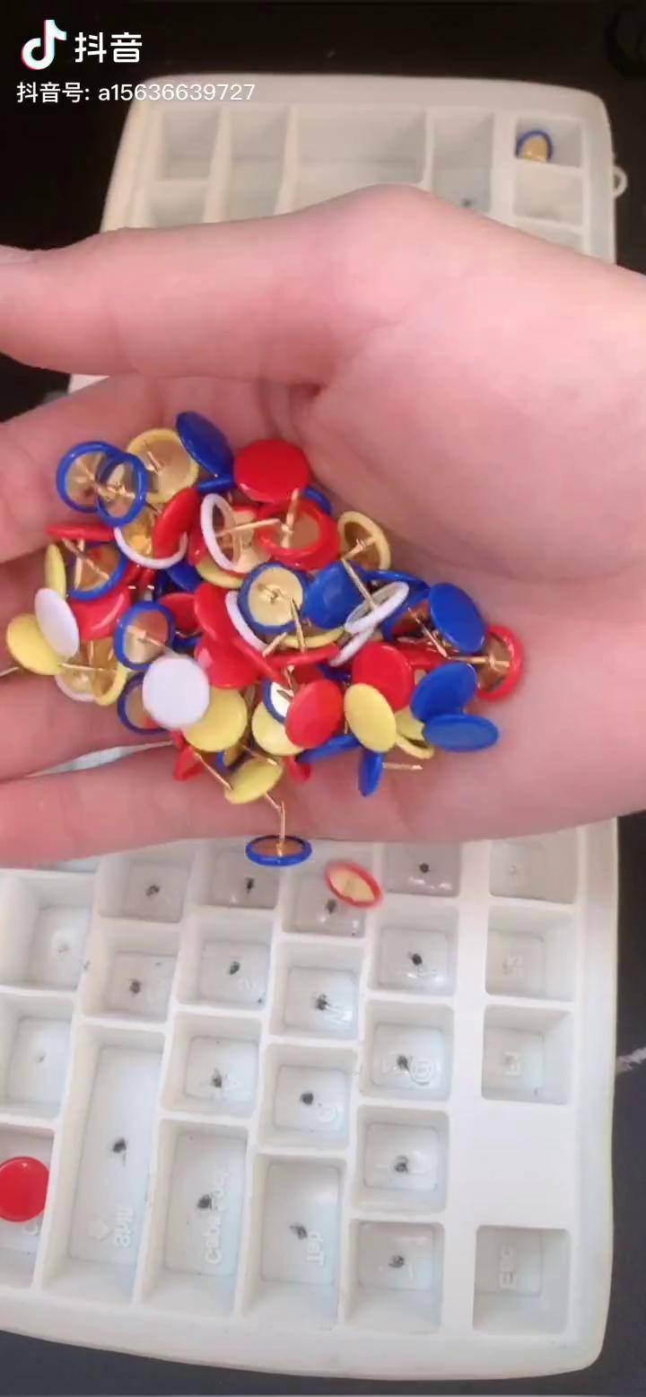 521颗图钉专为男友打造图钉键盘