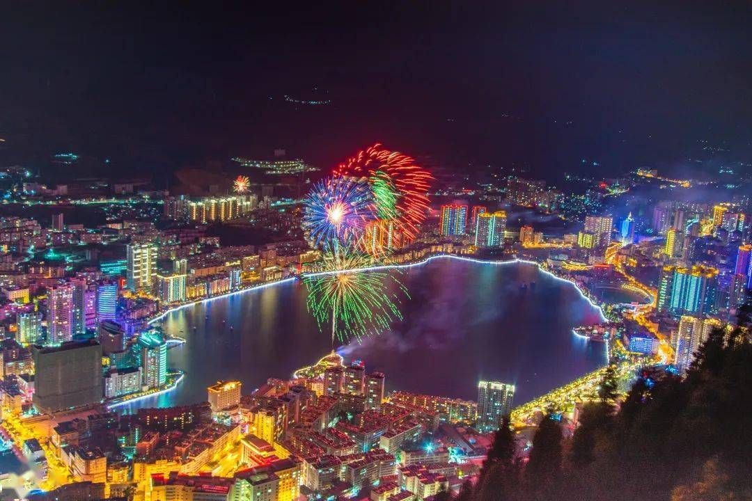 个旧夜景灯光(白章磊 2019年摄)↑个旧夜景灯光(丁建良 2017年摄)↑看