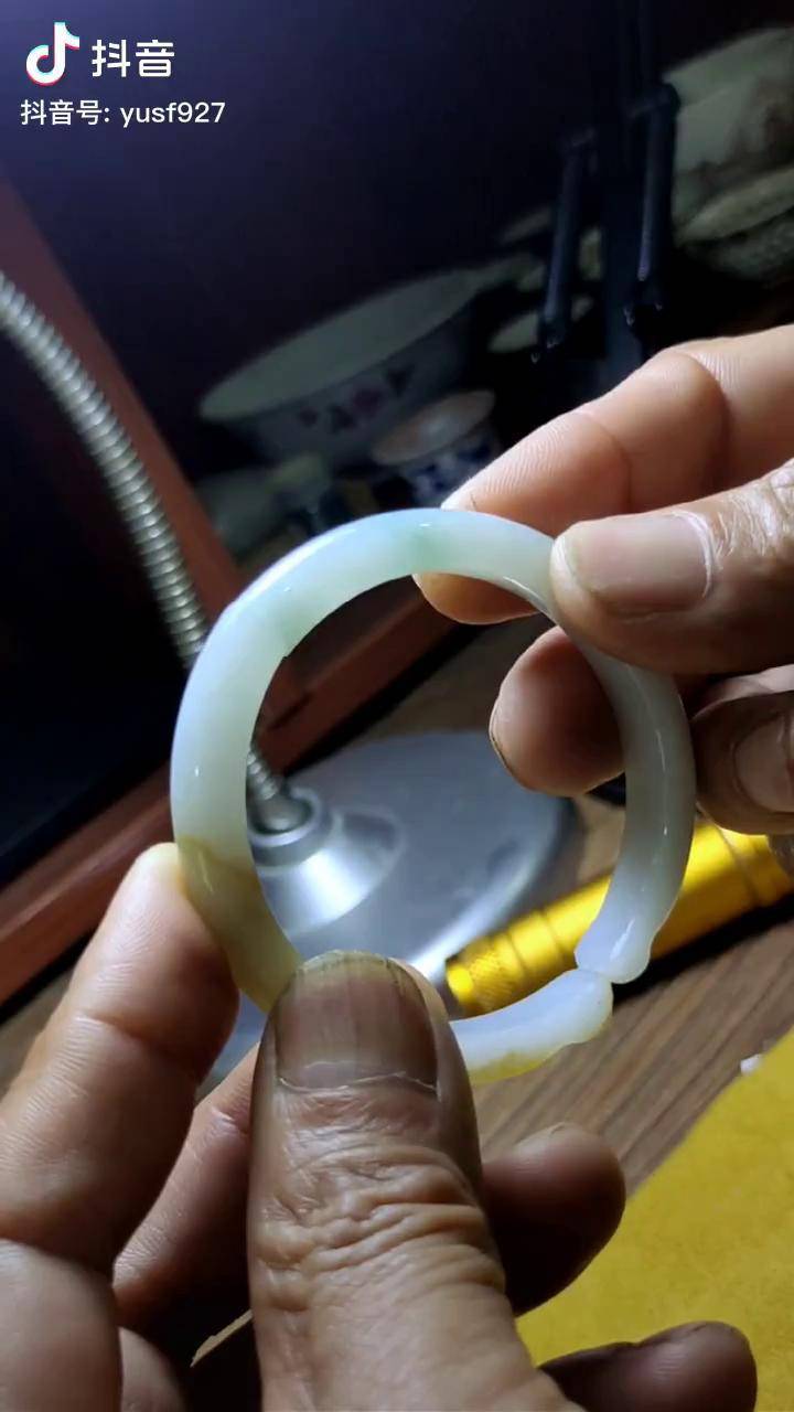 这样的镯子没有受力点很容易断玉镯修复玉镯无痕修复手镯修复手镯无痕