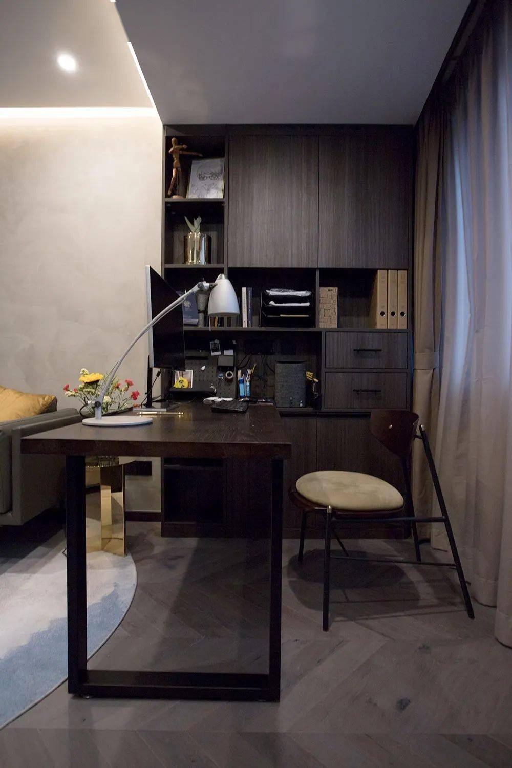 客厅,整体采用鱼骨纹拼接地板铺设,超耐磨脚感好,也符合轻奢复古的