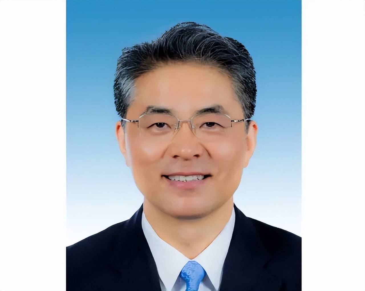 大学,中共党员,现任十九届中央候补委员,广东省委常委,组织部部长