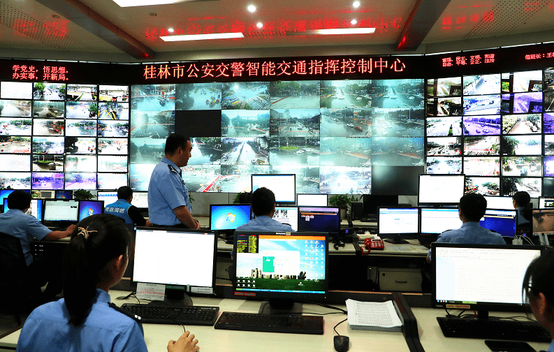 过去一个月,通过"电子警察"市区共抓拍查处驾车接拨手持电话违法,不