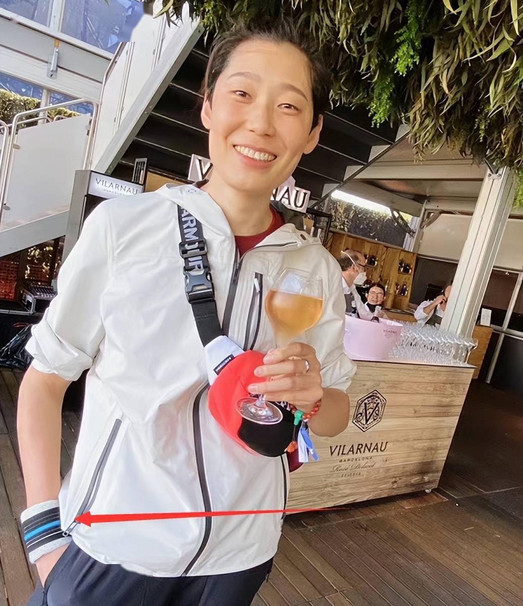 女排教练诋毁朱婷,公费手术 游山玩水,球迷大规模举