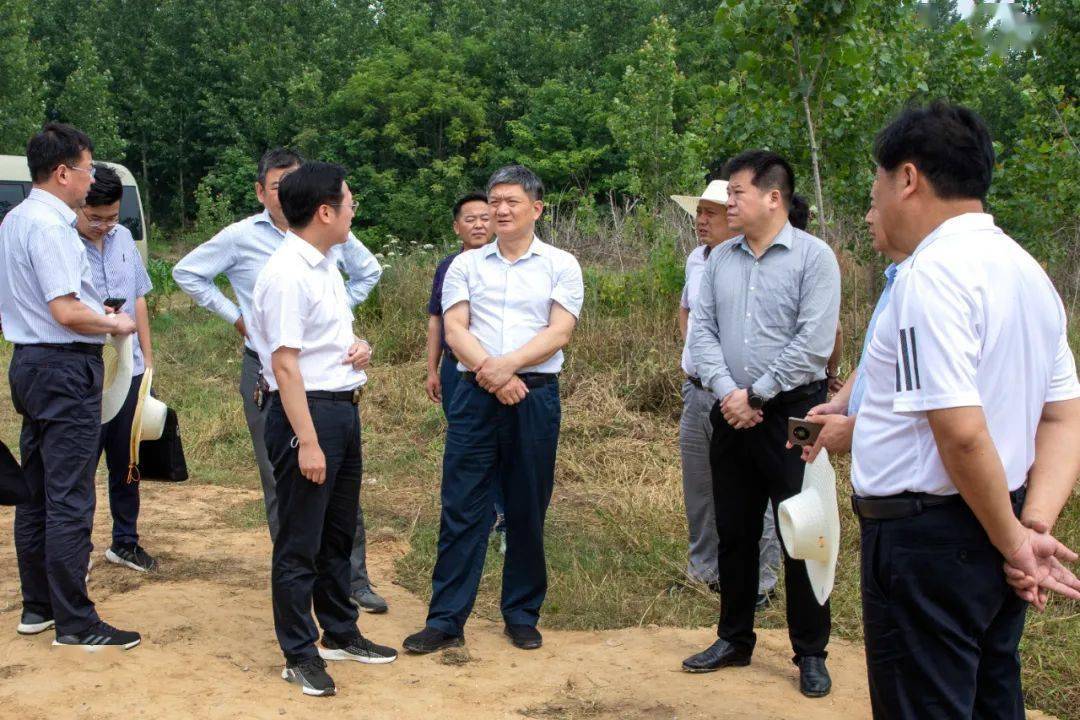 在孛畈镇同兴村苏州山河水生态建设有限公司,李先乔与公司法人深入