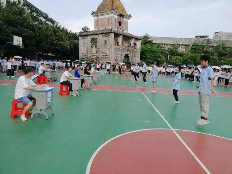 高手过招博白县中学趣味挑战绳彩飞扬阳光体育乐趣多